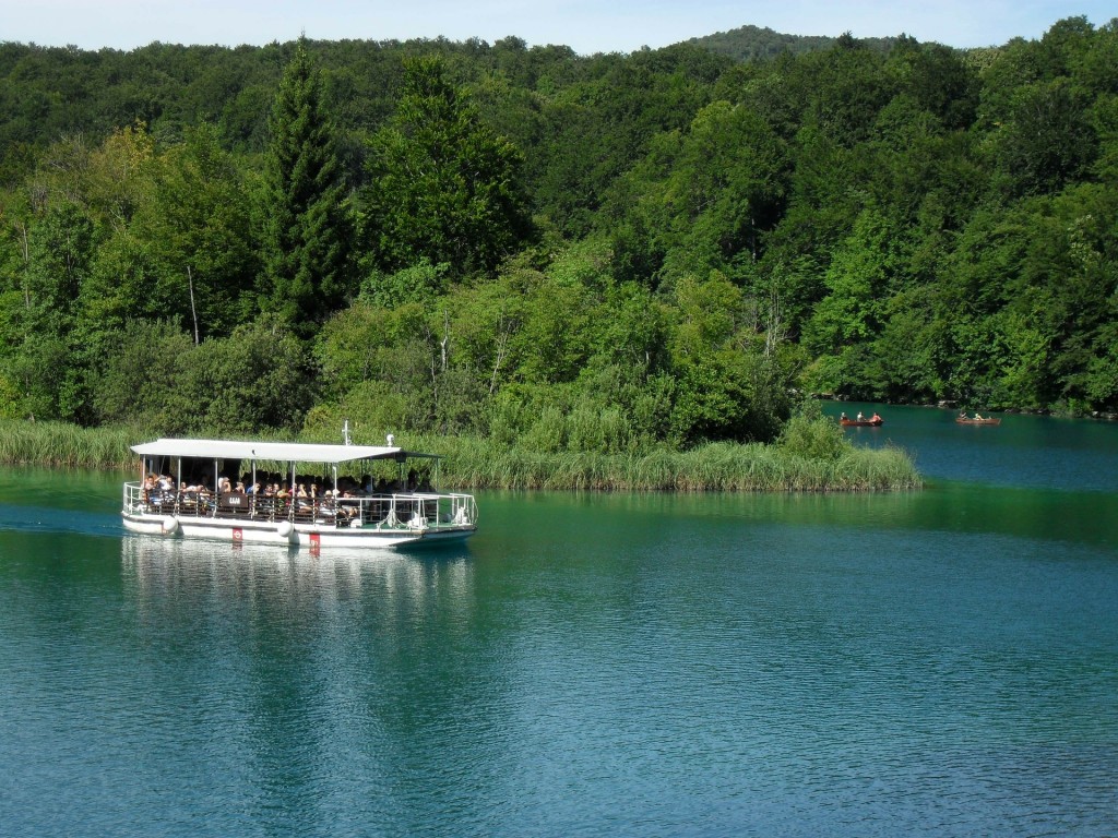 boot op meren van Plitvice, Kroatie