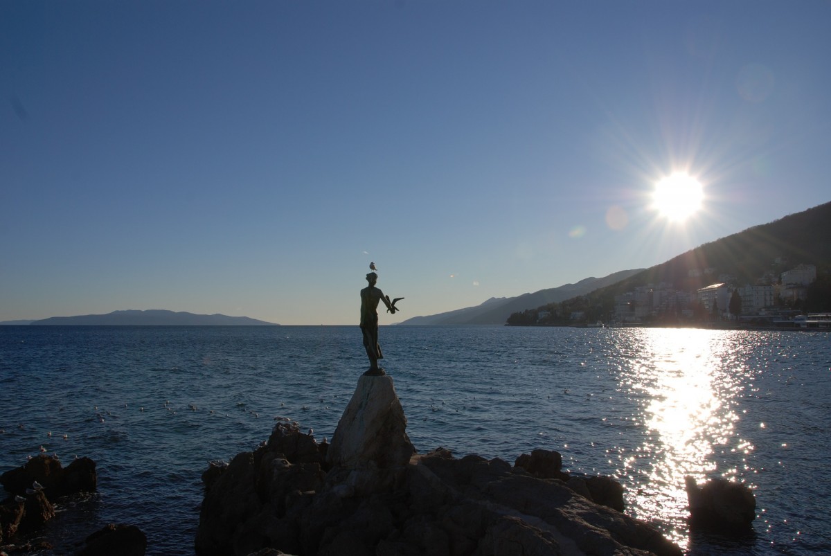 Beeld van 'het meisje met de zeemeeuw' Opatija, Kroatie