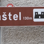 photo ©EMRE d.o.o. Sign towards the castle of Pazin